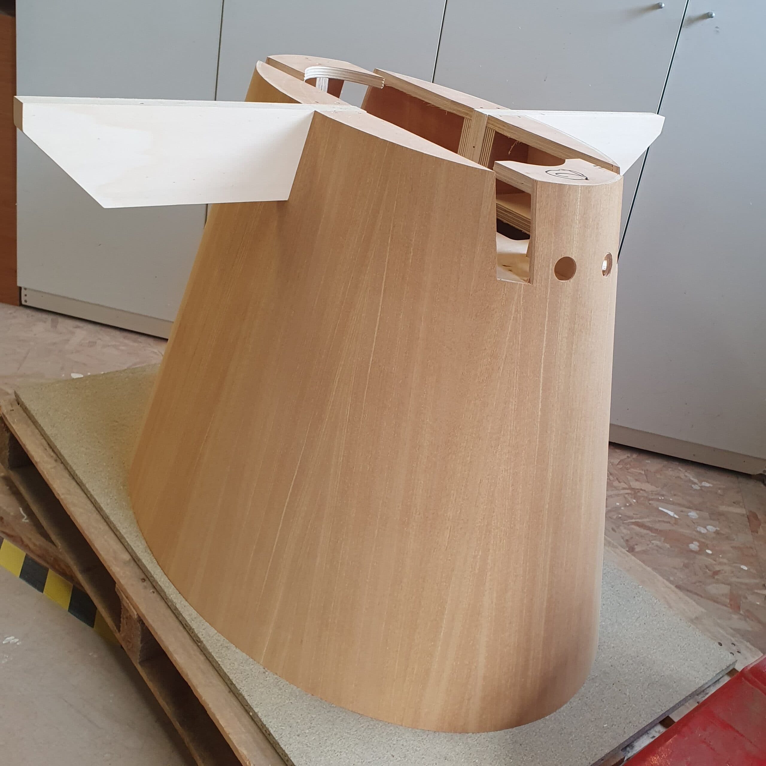 Pièce de mobilier en bois cintré en cours de fabrication