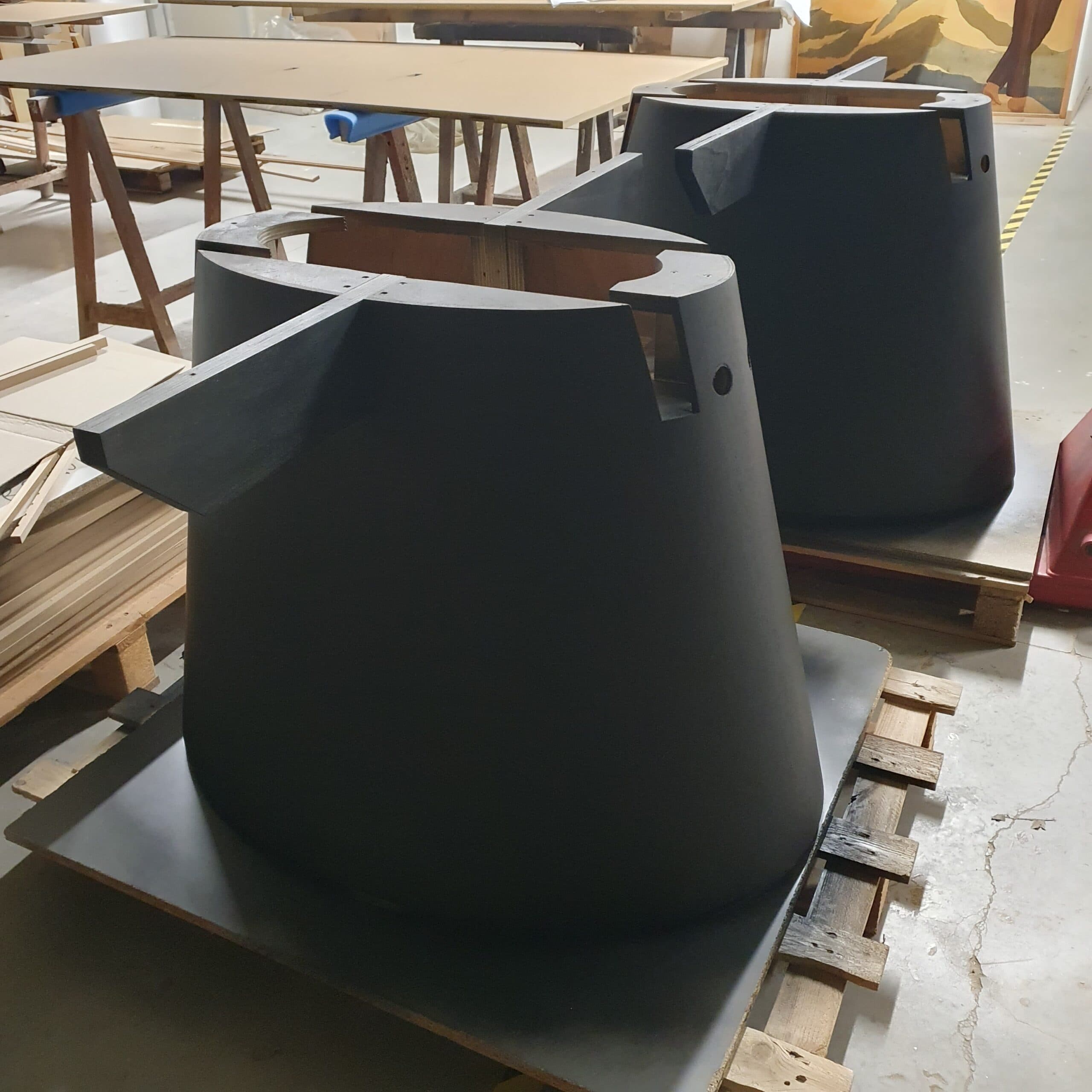 Assises en bois teinté noir en cours de fabrication